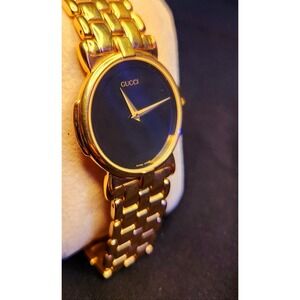 "Stunning Gucci Gold-Plated Watch: Unisex Design, Black Dial, Reference 3400M"